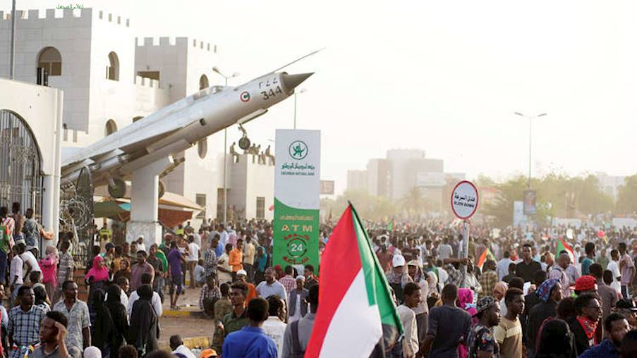 رغم حظر التجوال في السودان.. مظاهرات ضد المجلس العسكري الانتقالي 