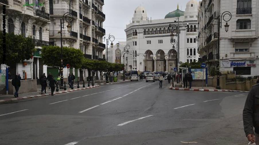 الجزائر تفرض حظر تجول على العاصمة وتحجر إحدى محافظاتها